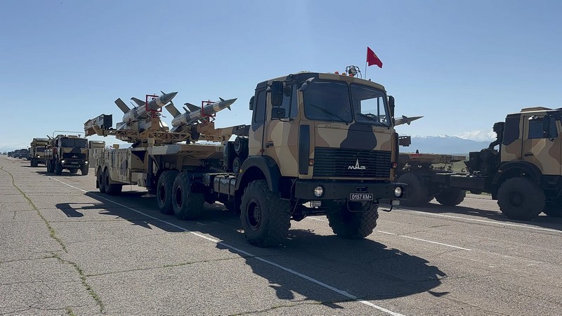 Российские военнослужащие готовятся к параду в Бишкеке