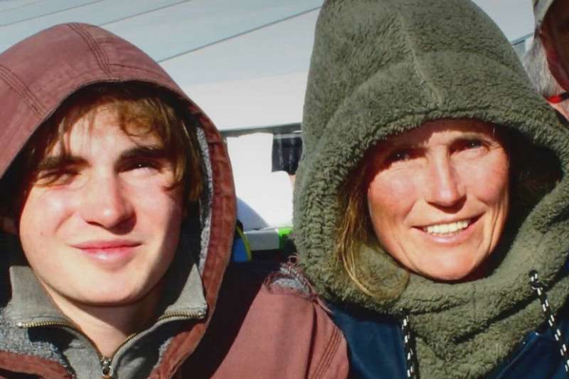 Олимпийские сенсации зимних Игр: мама вышла на старт вместе с сыном